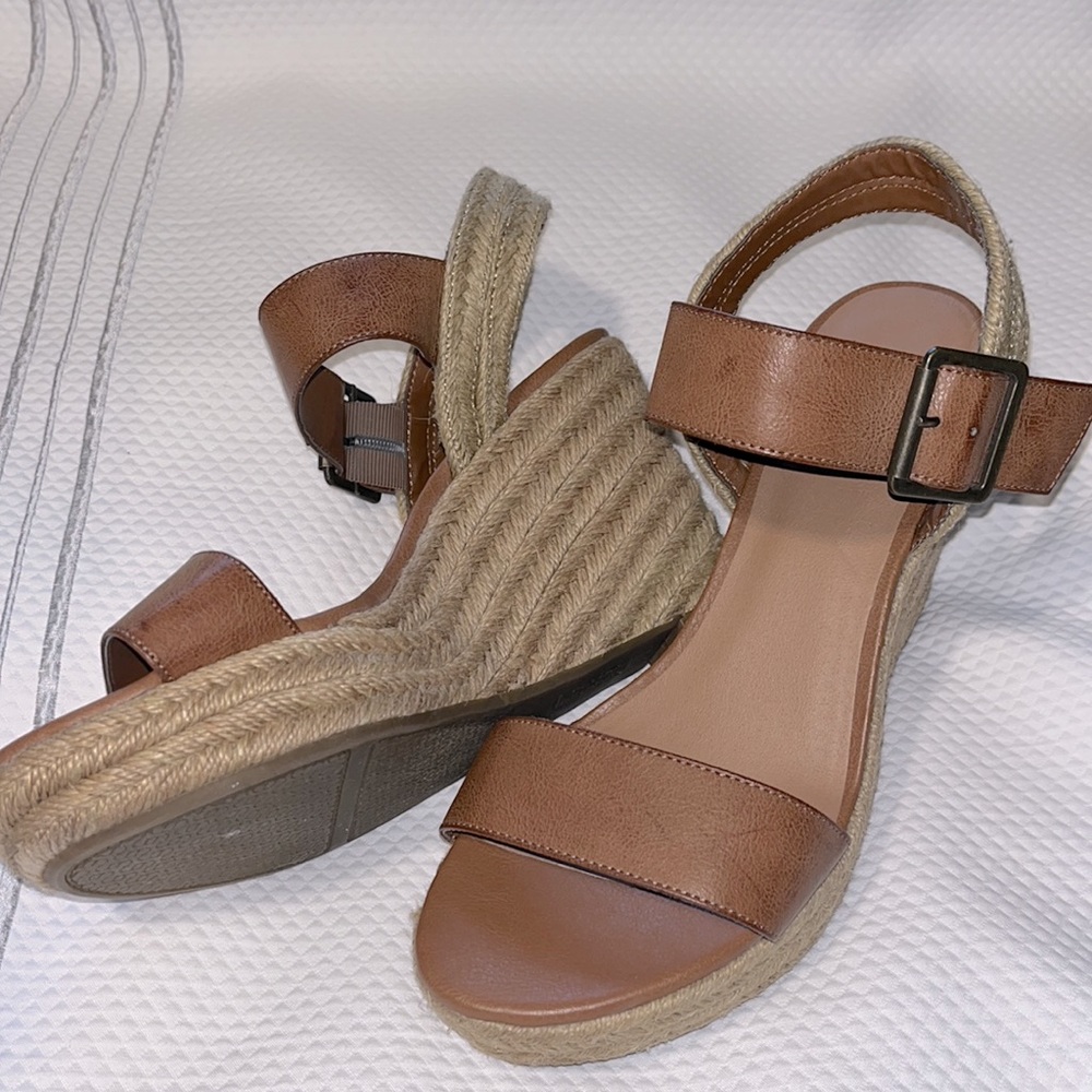Tan wedge sandals. Excellent condition! - Picture 3 of 4